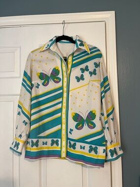 Vintage Butterfly Print Button-Up Shirt in Teal, Yellow, Purple
